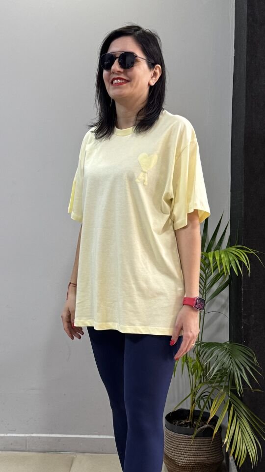 A Kalp Baskılı Oversize Sarı Tişört
