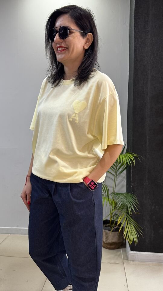 A Kalp Baskılı Oversize Sarı Tişört