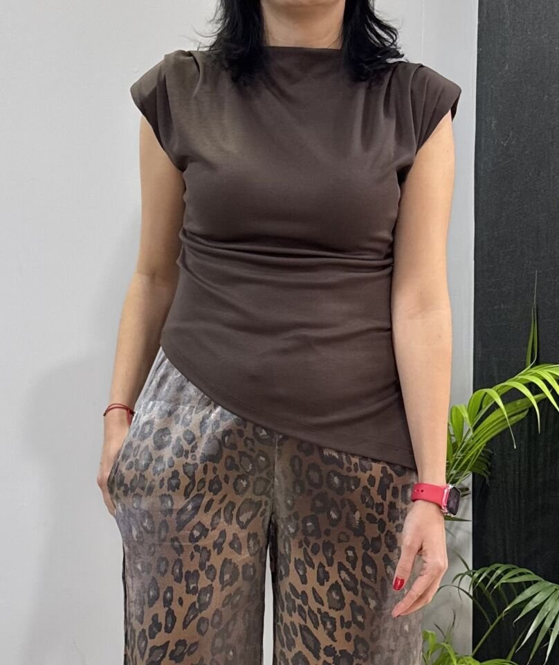 Dik Yaka Büzgülü Drape Detaylı Asimetrik Kahve Bluz