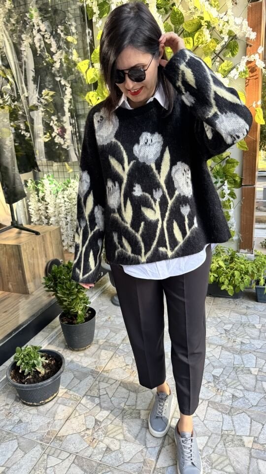 Önü Çiçek Desenli Arkası Düz Siyah Kazak