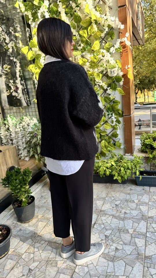 Önü Çiçek Desenli Arkası Düz Siyah Kazak