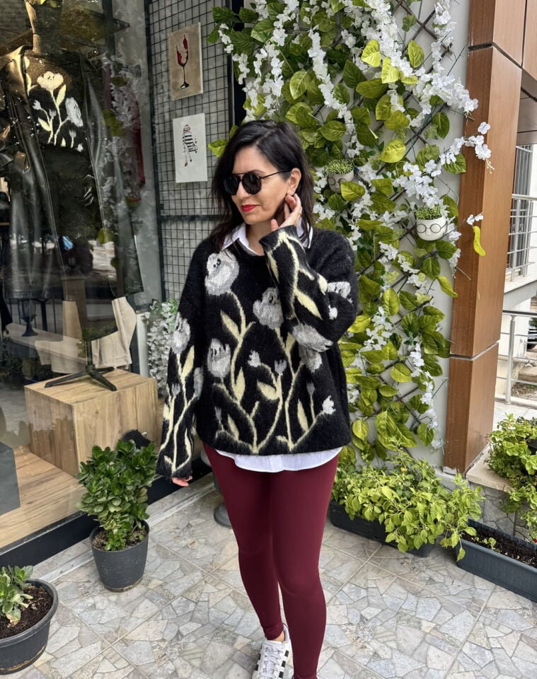 Önü Çiçek Desenli Arkası Düz Siyah Kazak