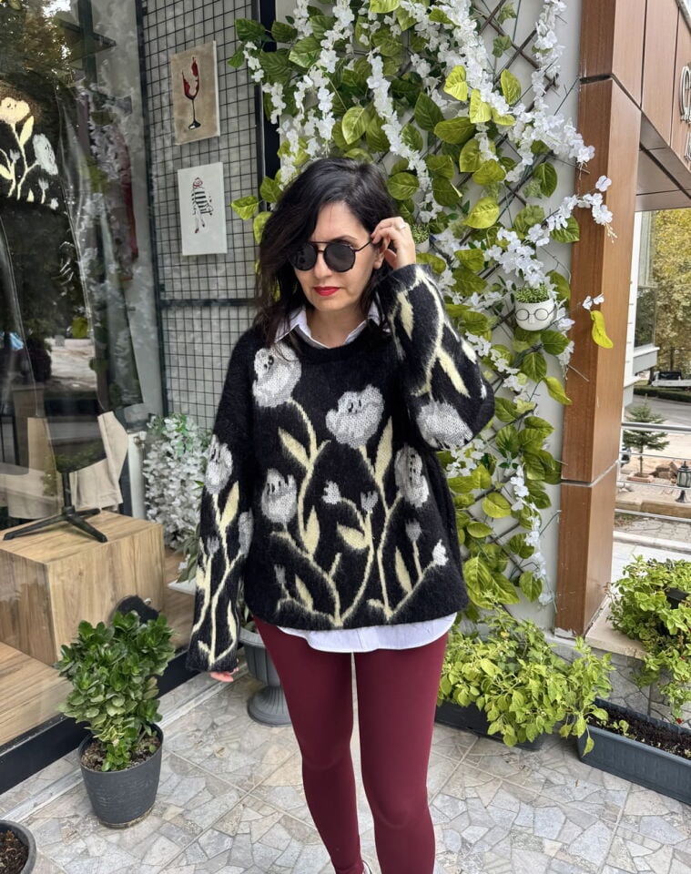 Önü Çiçek Desenli Arkası Düz Siyah Kazak