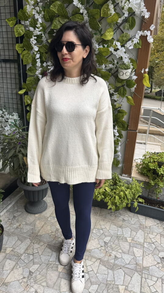 Ekru Rahat Kalıp Yuvarlak Yaka Kazak