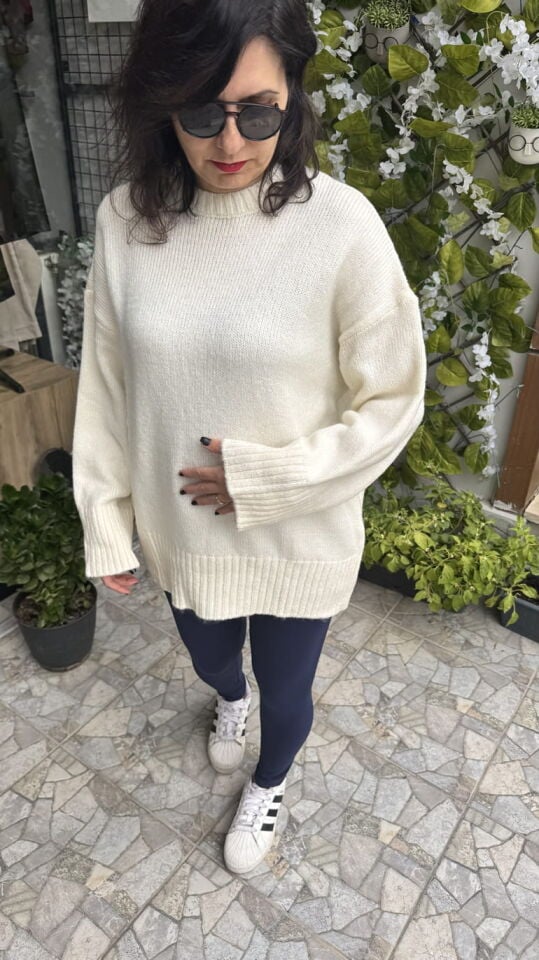 Ekru Rahat Kalıp Yuvarlak Yaka Kazak