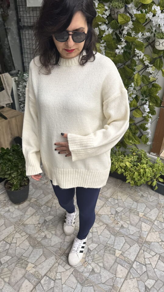 Ekru Rahat Kalıp Yuvarlak Yaka Kazak