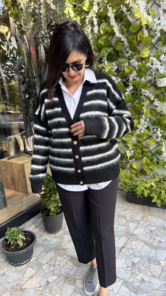 Geniş Kesim Rahat Kalıp Siyah Beyaz Çizgili Metal Düğmeli Yumuşak Triko Hırka