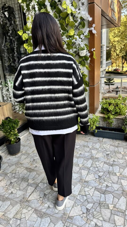 Geniş Kesim Rahat Kalıp Siyah Beyaz Çizgili Metal Düğmeli Yumuşak Triko Hırka