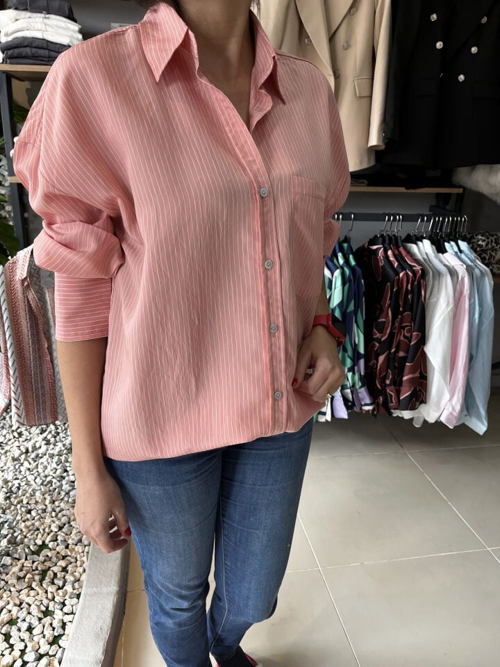 Yavruağzı Beyaz Çizgi Detaylı Geniş Kesim Gömlek